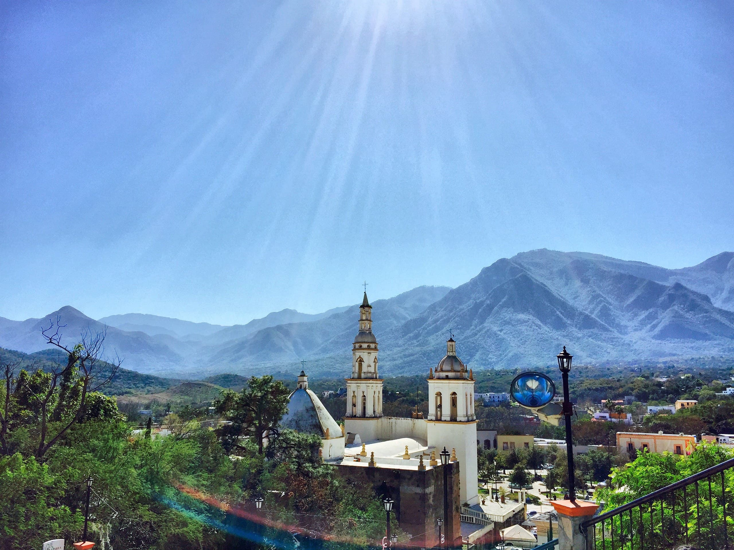 Visitantes disfrutando el paisaje serrano de Santiago, Nuevo León