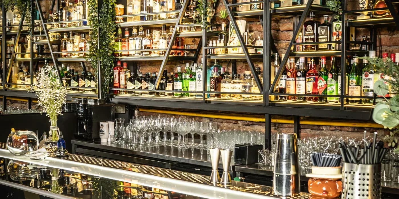 Moscowa Restobar — Bares & Cantinas en Santiago, Nuevo León